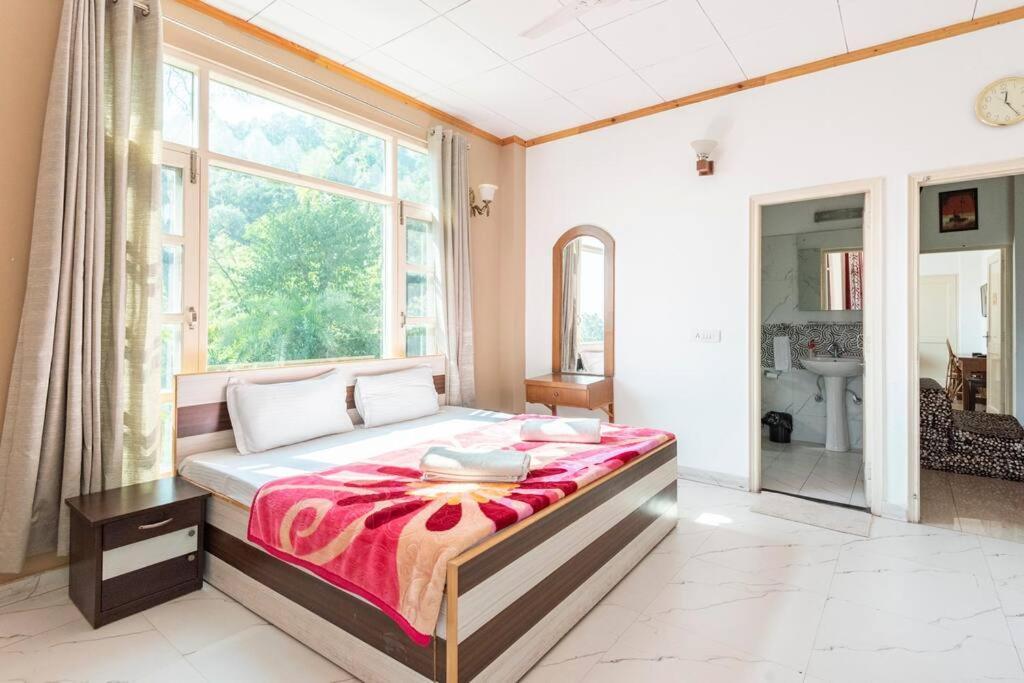 Kasauli Edge Apt With Balcony Kültér fotó